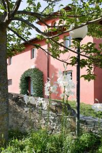 A garden outside Casavilla Rentals by Torre a Cona