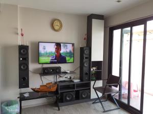 TV a/nebo společenská místnost v ubytování 芭提雅THE BASE海景度假酒店（可以安排接机服务和一切旅游安排）