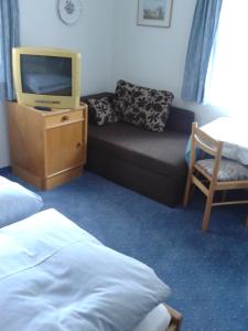 un salon avec un canapé et une télévision dans l'établissement Haus Znopp, à Saalbach-Hinterglemm