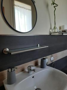 y baño con lavabo blanco y espejo. en B & B La Casa di Nuvola, en Cantù