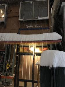 un edificio con nieve encima en Shabby House, en Sapporo