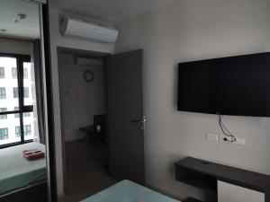 TV a/nebo společenská místnost v ubytování 芭提雅THE BASE海景度假酒店（可以安排接机服务和一切旅游安排）