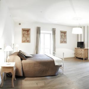 sypialnia z dużym łóżkiem i telewizorem w obiekcie Porta Nuova Bergamo Apartments CIM123 w Bergamo