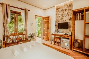 TV a/nebo společenská místnost v ubytování Miana Resort Phu Quoc