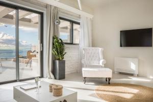 A television and/or entertainment centre at Suites Minetos