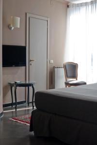 - une chambre avec un lit, une table et une chaise dans l'établissement Hotel Italia, à Noli