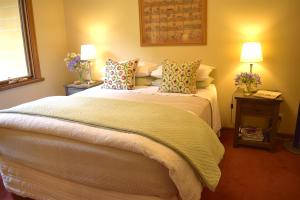 Un pat sau paturi într-o cameră la Arnold House