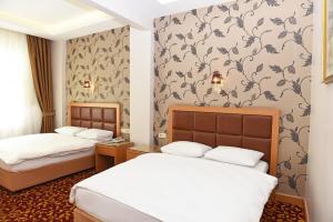 Un pat sau paturi într-o cameră la Hotel Grand Umit