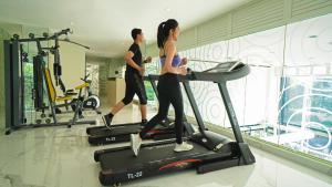Posilňovňa alebo fitness centrum v ubytovaní d'primahotel Airport Jakarta 2