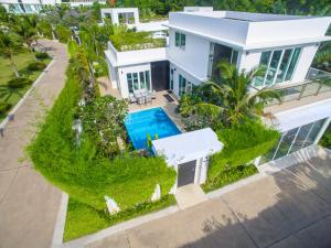 an aerial view of a house with a swimming pool at Villas In Pattaya in Jomtien Beach