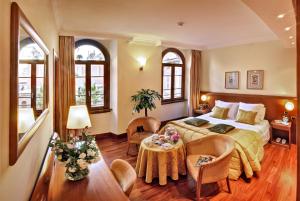 Un dormitorio con una cama y una mesa y sillas. en Hotel Ponte Sisto, en Roma