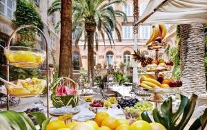una mesa llena de frutas y verduras en la parte superior en Hotel Ponte Sisto, en Roma