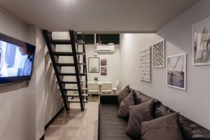 Zona d'estar a S1 Large Duplex Silom 3 Beds, Full Kitchen WIFI