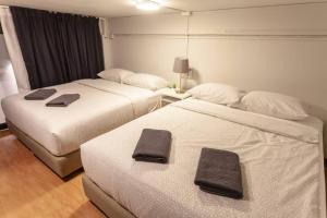 Llit o llits en una habitació de S1 Large Duplex Silom 3 Beds, Full Kitchen WIFI