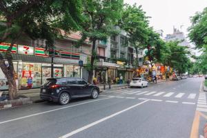 een zwarte auto geparkeerd aan de kant van een straat bij S1 Large Duplex Silom 3 Beds, Full Kitchen WIFI in Bangkok