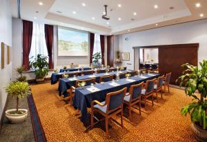 una sala de conferencias con una mesa larga y sillas en Hotel Ponte Sisto, en Roma