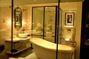 ein Badezimmer mit Badewanne, Waschbecken und Dusche in der Unterkunft Radisson Hotel Shimla in Shimla + 89 Fotos