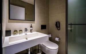 Ванная комната в FORM Hotel Dubai, a Member of Design Hotels