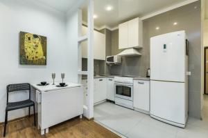 Квартира-студия с дизайнерским ремонтом tesisinde mutfak veya mini mutfak