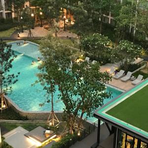 an overhead view of a swimming pool at a hotel at Cozy room close to Central Festival in Chiangmai in Chiang Mai