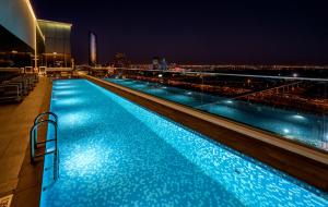Бассейн в FORM Hotel Dubai, a Member of Design Hotels или поблизости