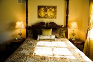 濱湖尼亞加拉的住宿－Gatekeeper's Retreat，一间卧室配有一张大床和两盏灯