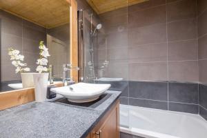 Ένα μπάνιο στο IRIS A3 Chalet Delys