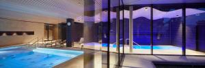 ein großes Schwimmbad in einem Gebäude mit in der Unterkunft Spa Hotel Amsee in Waren (Müritz)