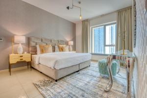 Een bed of bedden in een kamer bij Bella Vista - 29 Boulevard Downtown Burj Khalifa