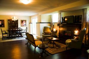 sala de estar con chimenea y comedor en Gatekeeper's Retreat, en Niagara on the Lake
