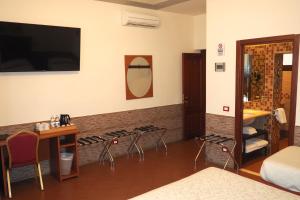TV a/nebo společenská místnost v ubytování Hotel Ester