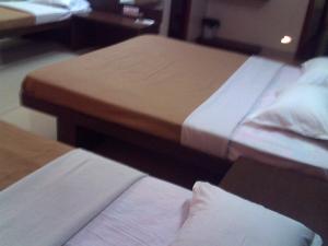 Postel nebo postele na pokoji v ubytování HOTEL ABHISHEK, Shirdi + 5 fotografií