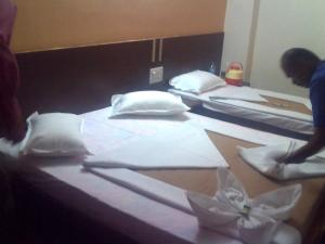 Rúm í herbergi á HOTEL ABHISHEK, Shirdi