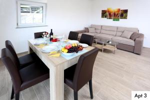 Ruang duduk di Villa Dragi with Pool, Sauna, & Whirlpool