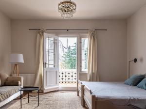ein Schlafzimmer mit einem Bett und einem Kronleuchter in der Unterkunft Villa Erika in Göhren