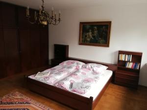 - une chambre avec un lit et une photo sur le mur dans l'établissement Ferienhaus am Waldrand, à Ampflwang im Hausruckwald