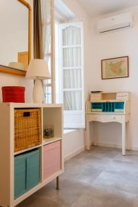 a room with a desk and a window at El Balcon de MORET by Cadiz4Rentals in Cádiz