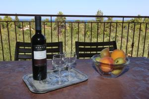 Melimaria2 في بيفكوهوري: زجاجة من النبيذ ووعاء من الفواكه على طاولة