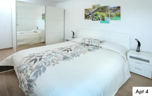 Katil atau katil-katil dalam bilik di Villa Dragi with Pool, Sauna, & Whirlpool
