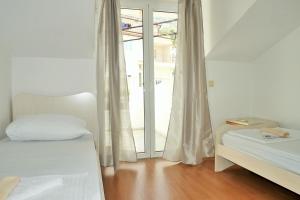 Posteľ alebo postele v izbe v ubytovaní Apartments Sandy Beach