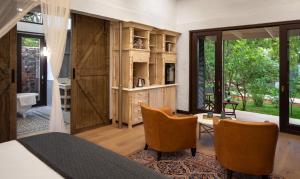 Mbano Manor Hotel Victoria Falls的休息区