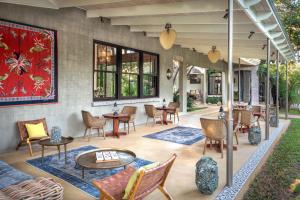 Mbano Manor Hotel Victoria Falls的休息区