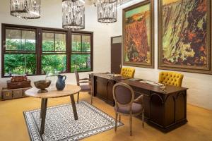 Mbano Manor Hotel Victoria Falls的休息区