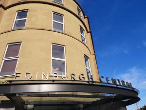 Un edificio rotondo con le parole "camion della spazzatura" di Edinburgh Central Accommodation a Edimburgo