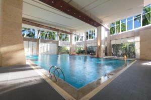 ein großer Pool in einem Gebäude in der Unterkunft Xiamen International Conference Center Hotel Prime Seaview Hotel in Xiamen