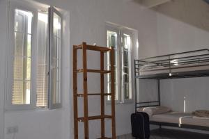 Двухъярусная кровать или двухъярусные кровати в номере Refugi Biniati Vell