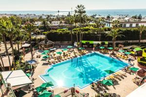 una vista aérea de una piscina con sillas y una playa en Hotel Argana Agadir, en Agadir