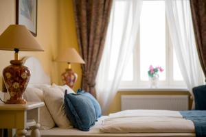 Un pat sau paturi într-o cameră la Hotel Gutenbergs