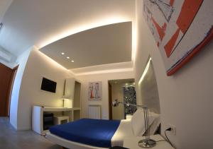 Un dormitorio con una cama azul con una lámpara. en B&B Costa di Amalfi, en Vietri