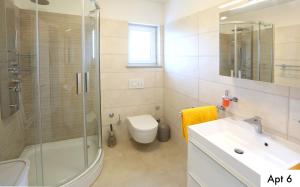Bilik mandi di Villa Dragi with Pool, Sauna, & Whirlpool